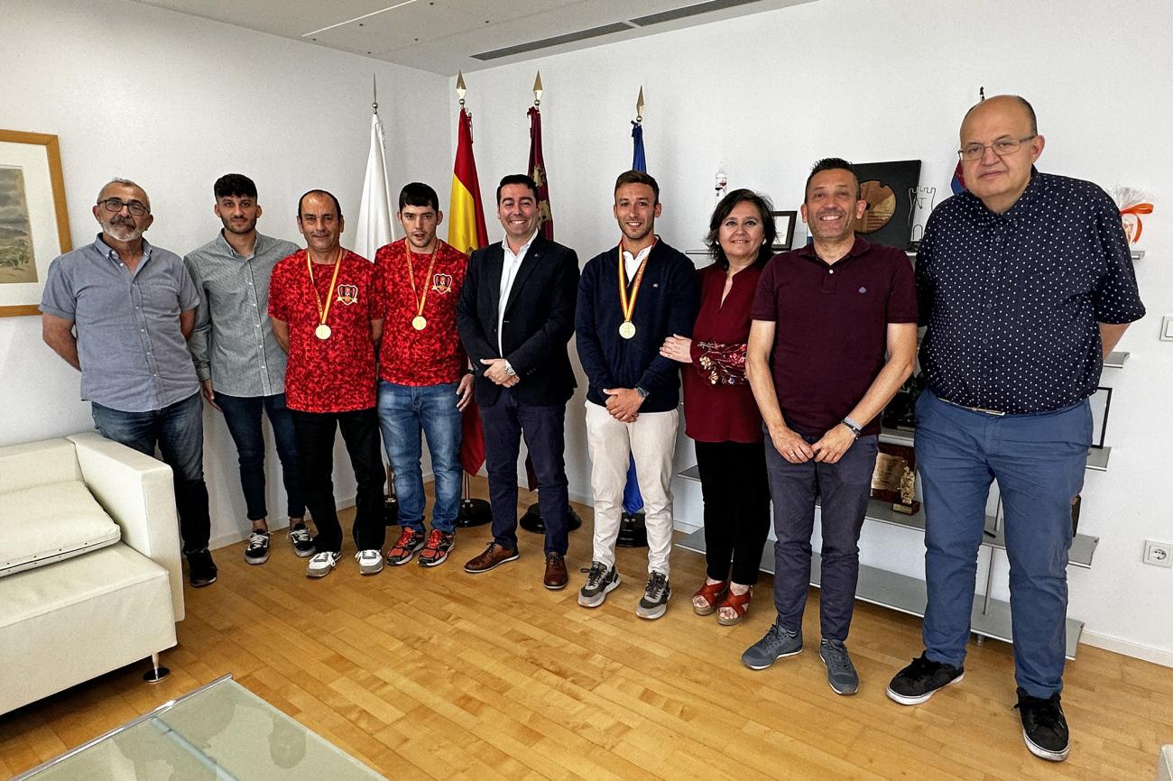 El alcalde Noguera recibe a los miembros del Atlético Torreño que fueron bronce nacional con la selección murciana de fútbol inclusivo