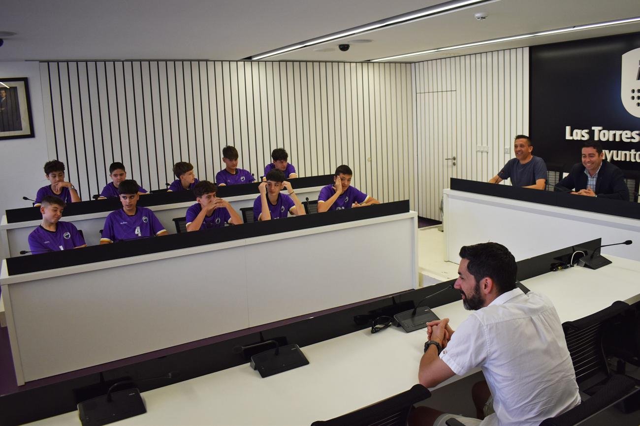 El equipo infantil del Basket Las Torres, homenajedo por su ascenso