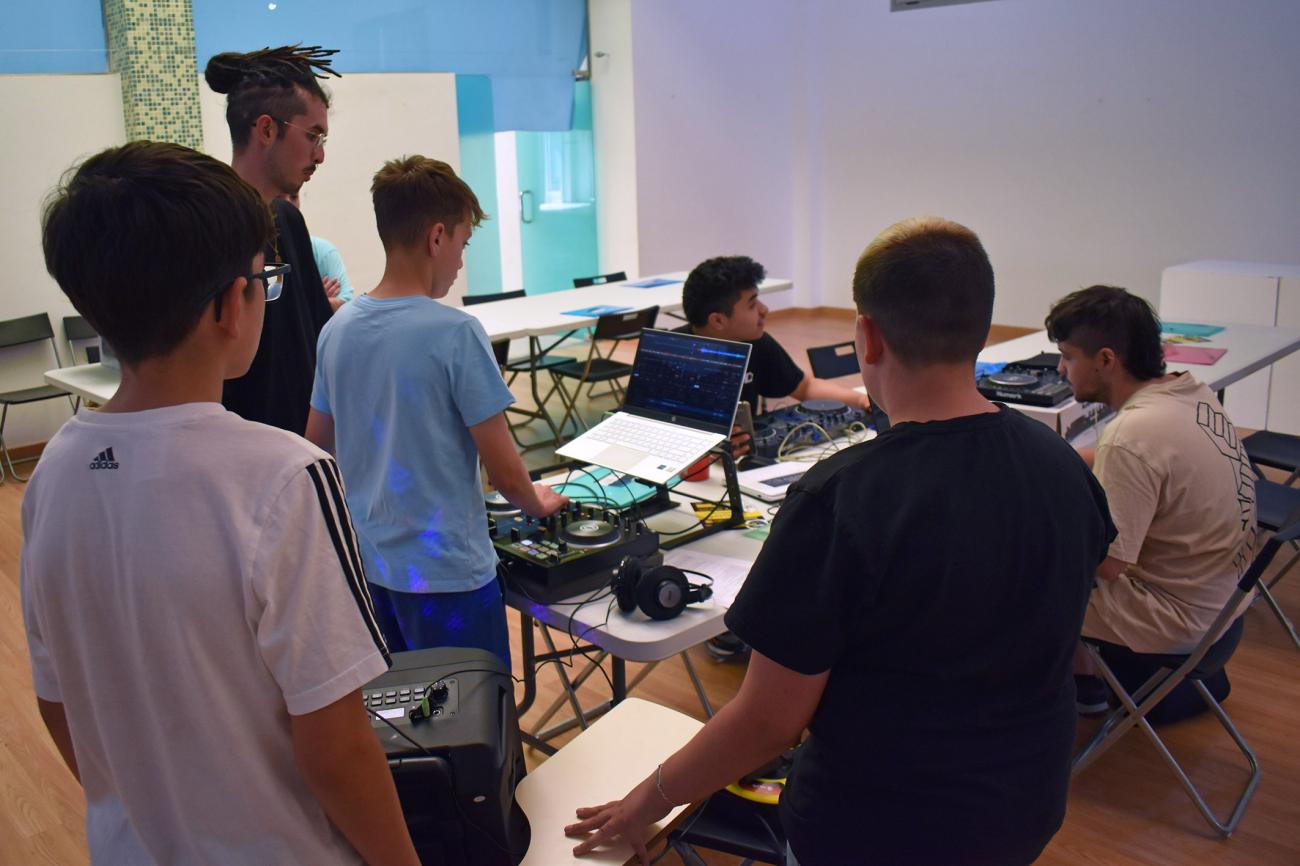 Los jóvenes torreños conocen el oficio de DJ con el proyecto “Music Lab”