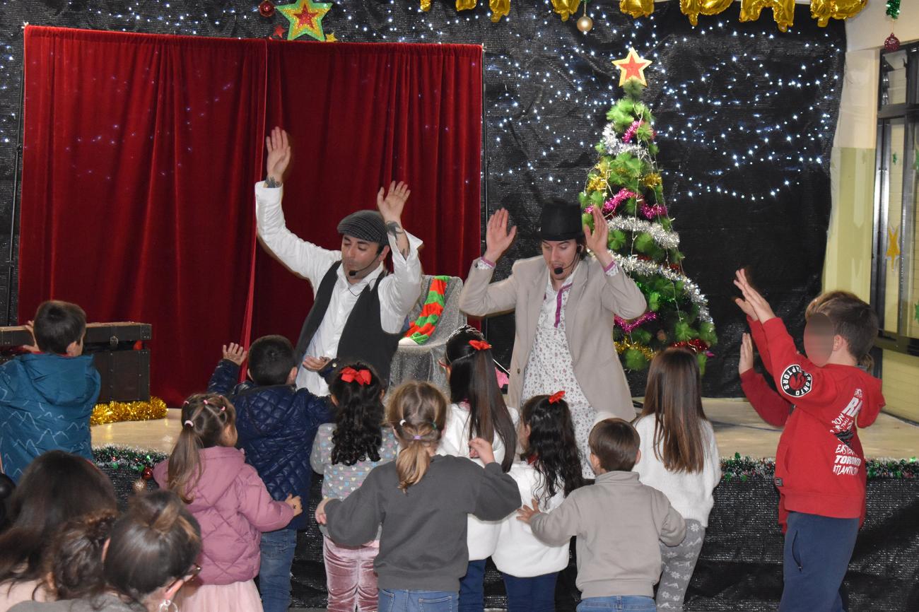 Los más pequeños disfrutan con un "Cuento de Navidad"