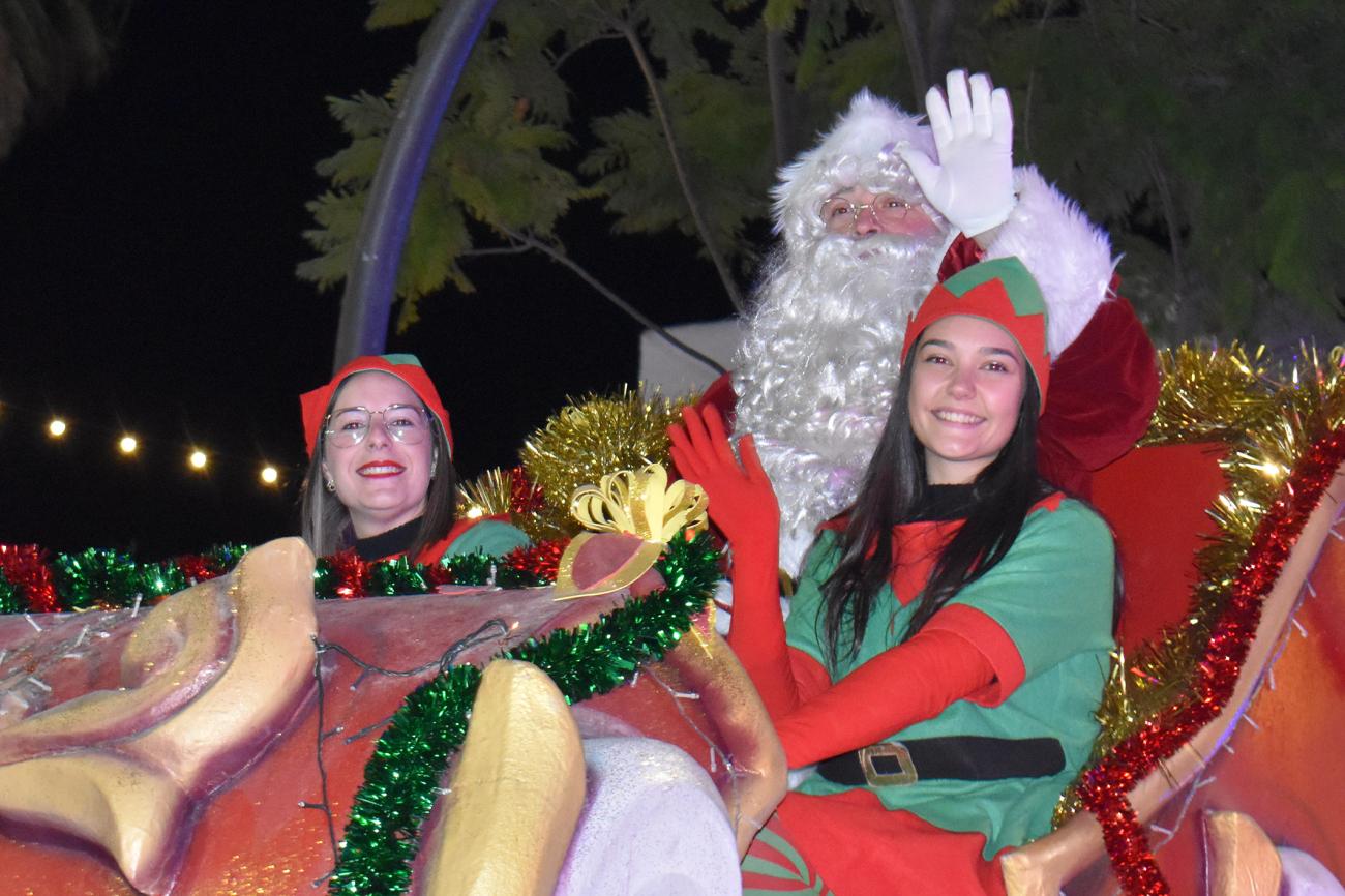 Papá Noel desfila por las calles de Las Torres de Cotillas antes de su noche mágica