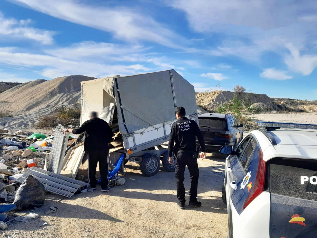 La Policía Local formula una denuncia por arrojar escombros de manera ilegal