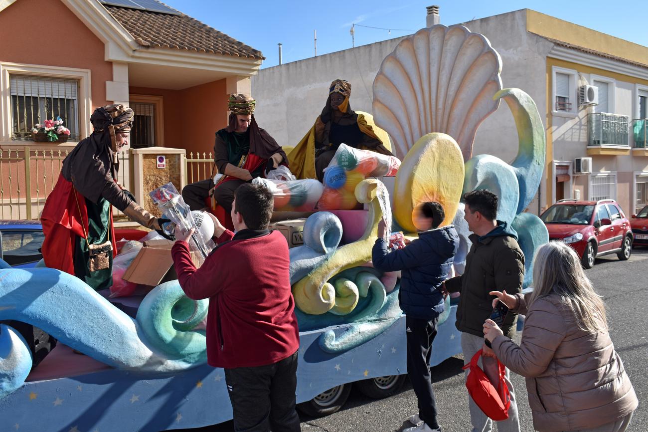 Los pajes de los Reyes Magos recorren barrios y pedanías como anticipo a la llegada de sus “jefes”