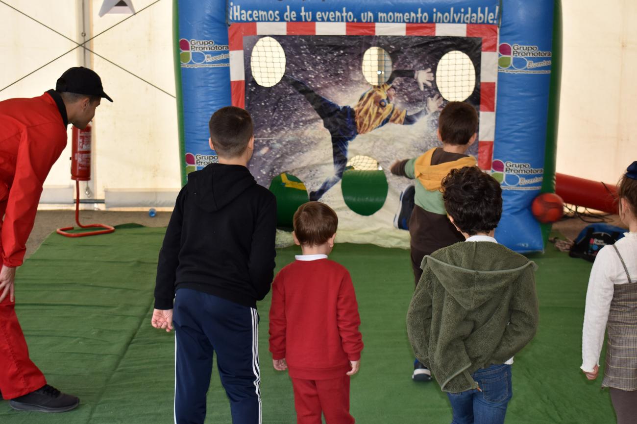 Diversión en la carpa navideña con diversidad de juegos infantiles gratuitos