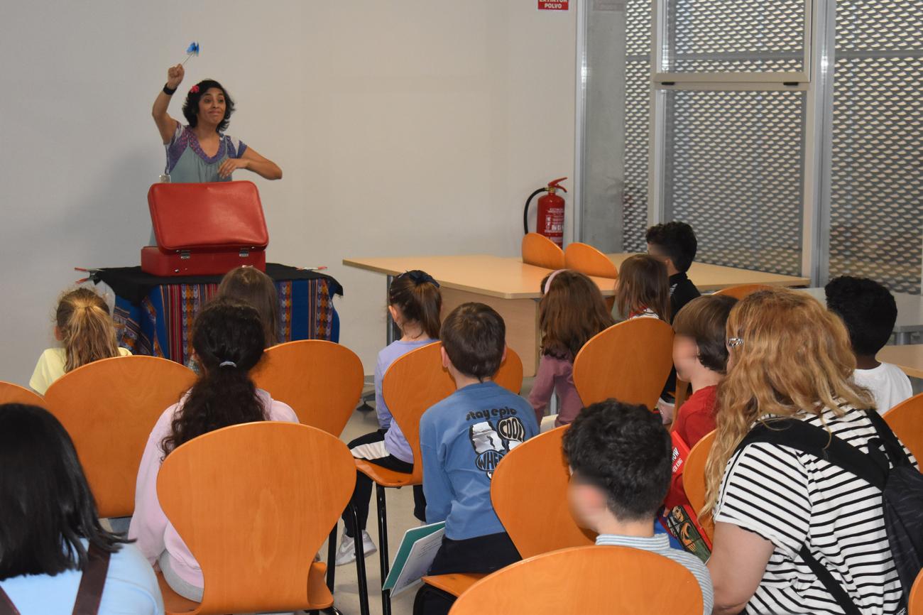 Los más peques disfrutan y aprenden con un cuentacuento del programa “Cuidar la infancia”
