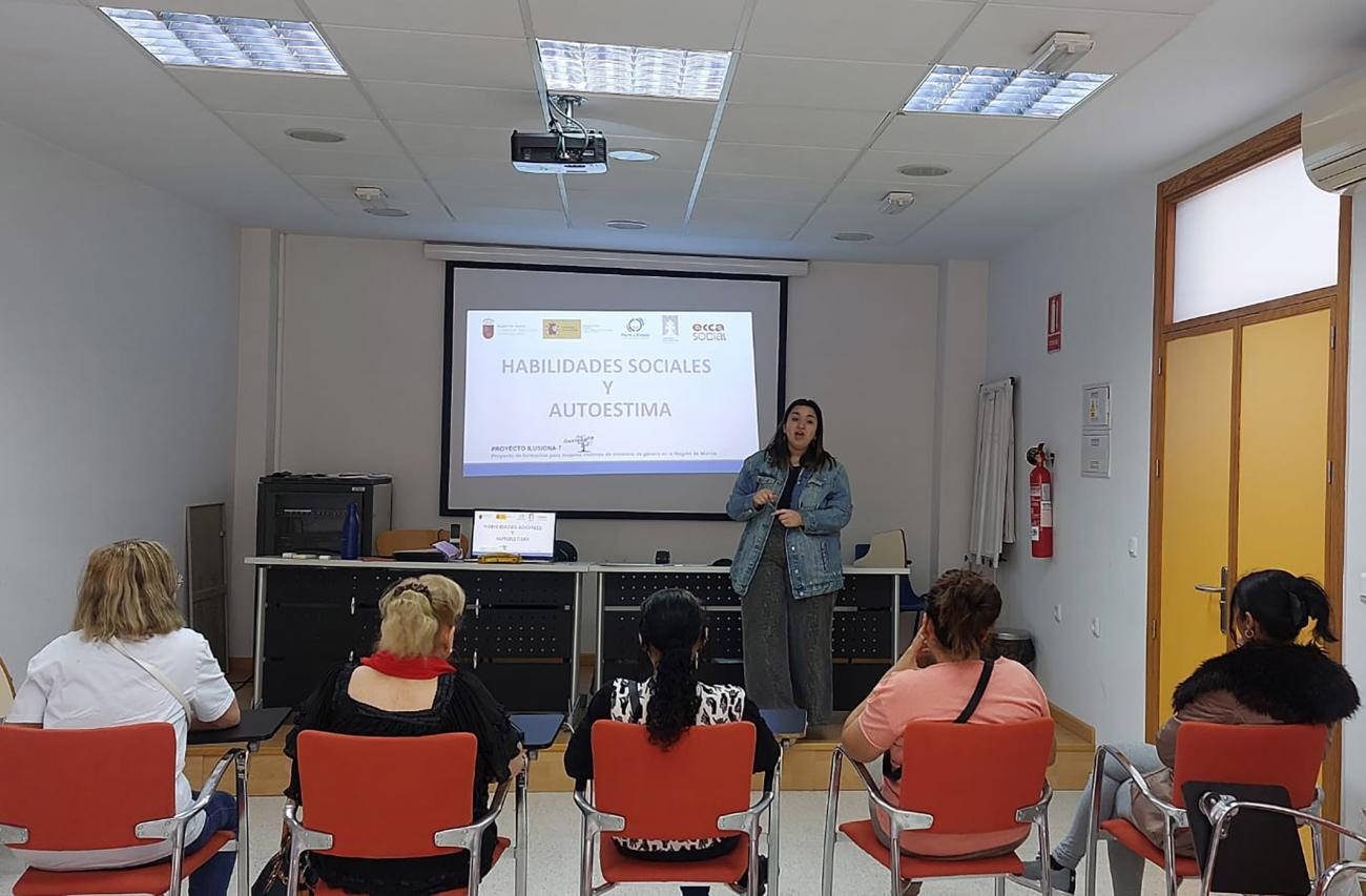 Las usuarias del CAVI participan en un taller de habilidades sociales y autoestima con Ecca Social