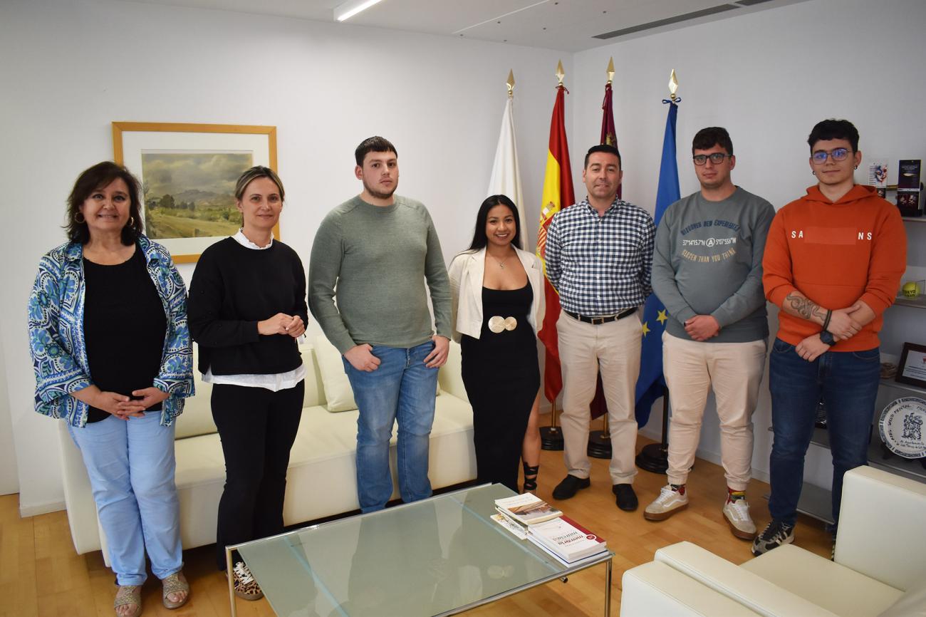 Un técnico informático y tres auxiliares administrativos estrenan su carrera laboral en el Ayuntamiento torreño gracias a un programa del SEF