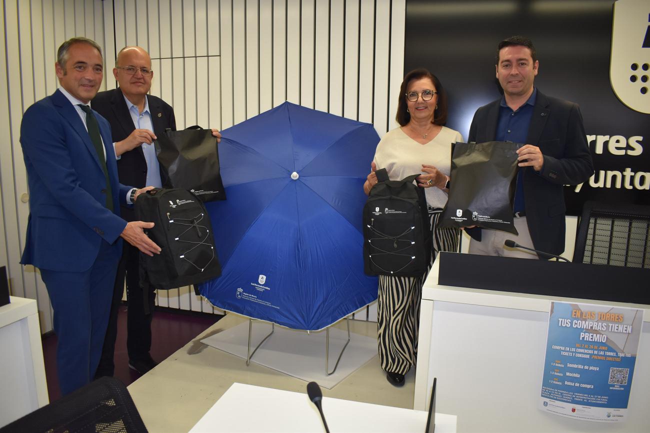 Una campaña de la Concejalía de Comercio regalará en verano bolsas de compra, mochilas y sombrillas de playa