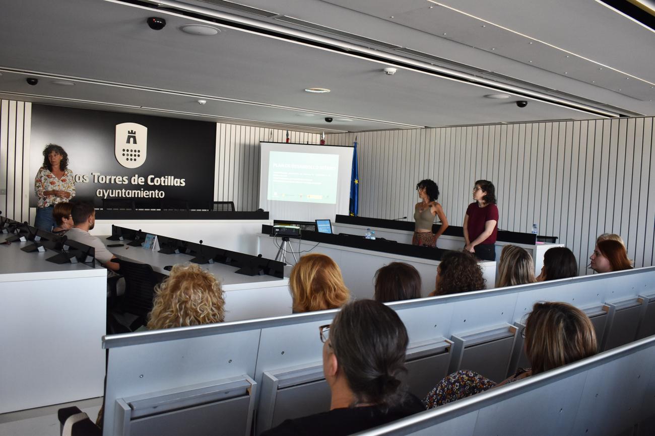 Los empleados municipales asisten a una charla informativa sobre racismo, xenofobia y delitos de odio