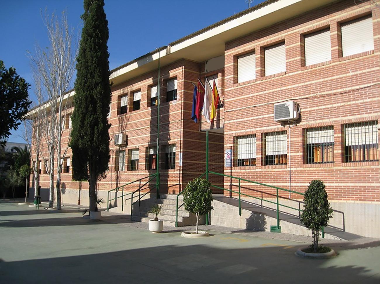 Las obras de mejora en la cubierta del colegio Jesús Ferrer comenzarán en verano por motivos de seguridad
