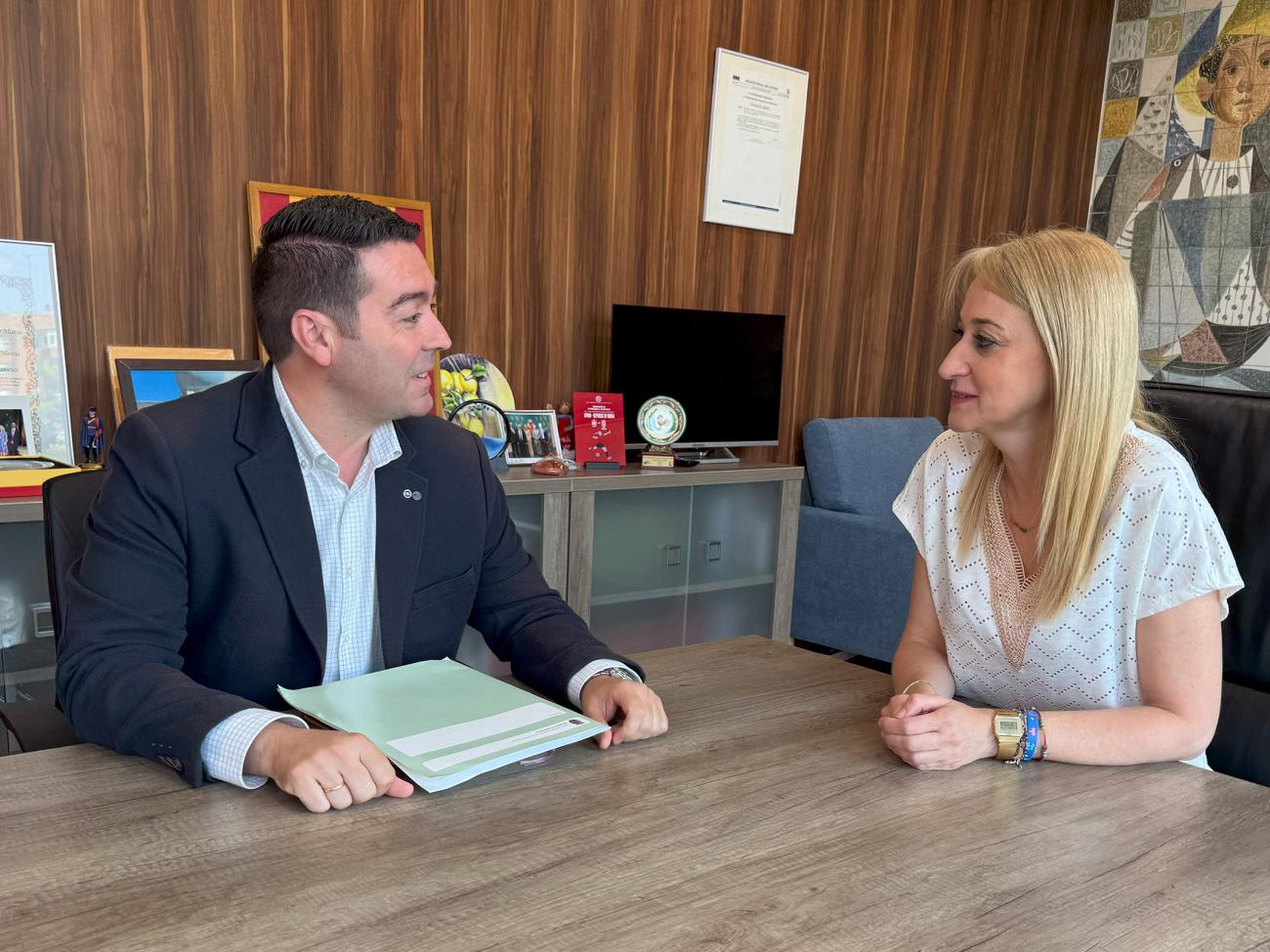 El alcalde Noguera muestra a la delegada del Gobierno su malestar por la demora en la autorización de la consulta ciudadana sobre la planta de biometano