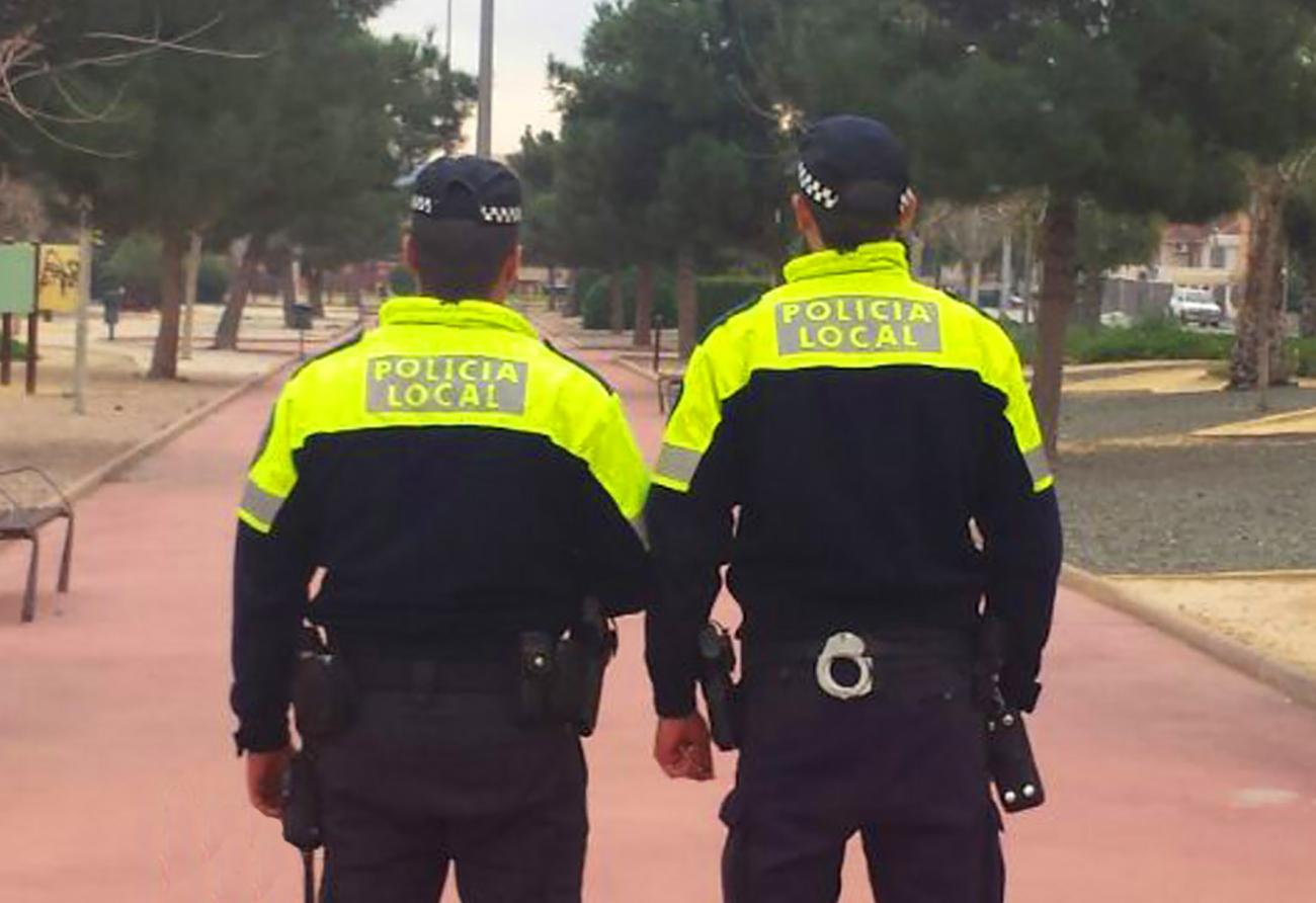 Agentes de la Policía Local sufren heridas leves tras reducir a un individuo violento