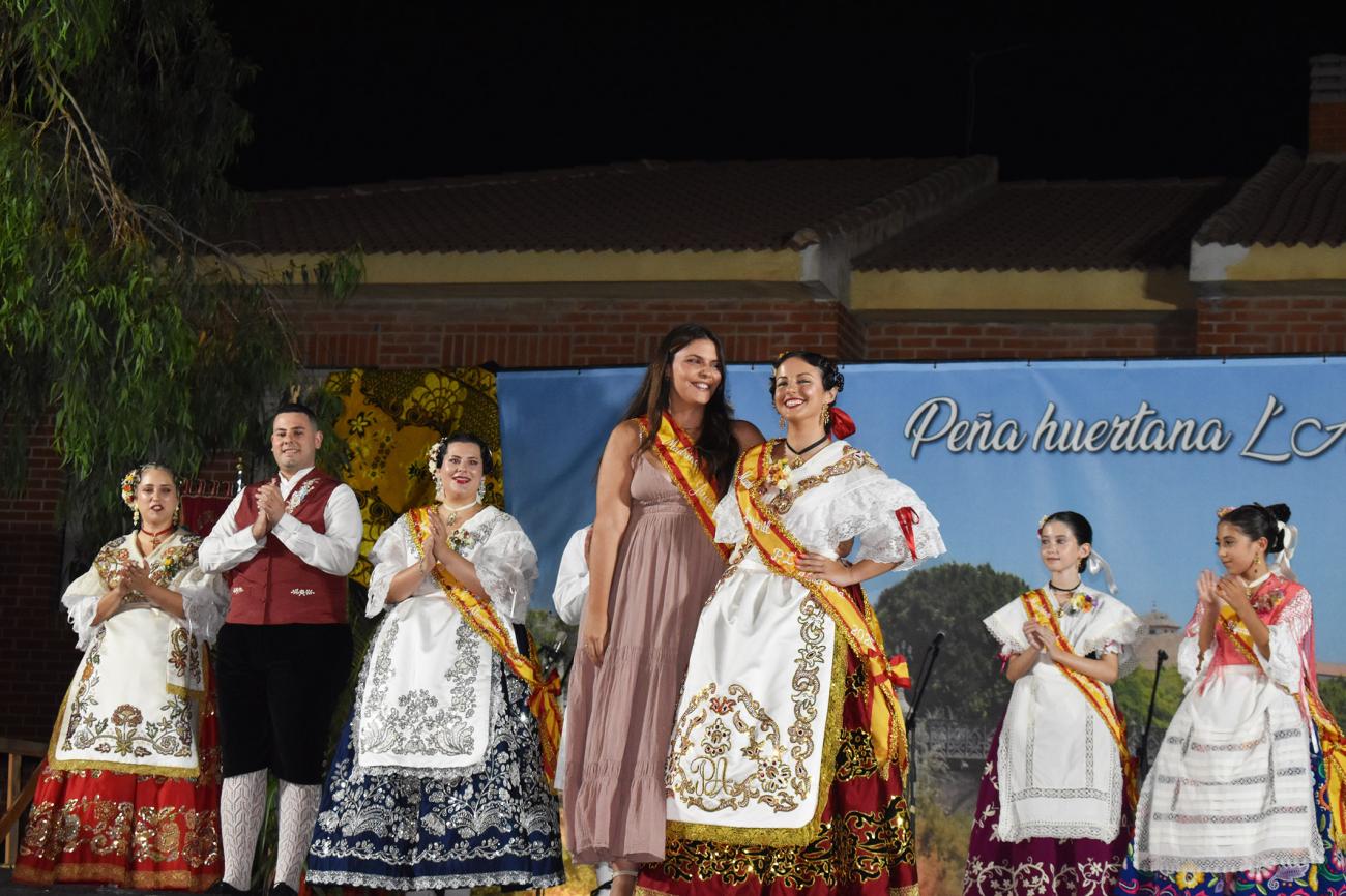 La peña L’Almazara abre su 37ª Semana Cultural nombrando a sus nuevas madrinas y a Fuensanta Aupí como socia de honor
