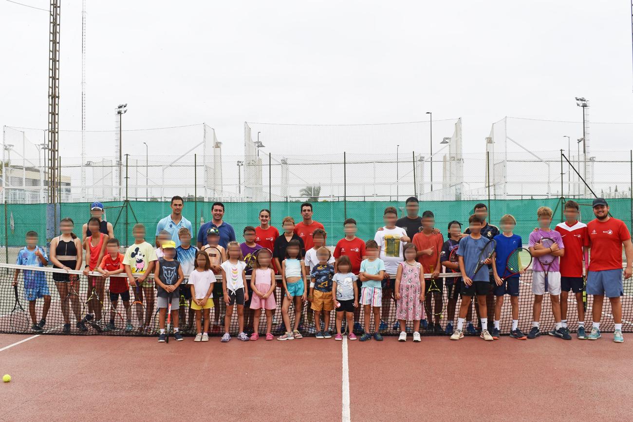 Tenis y otras actividades en la escuela de verano de la asociación Entre Raquetas