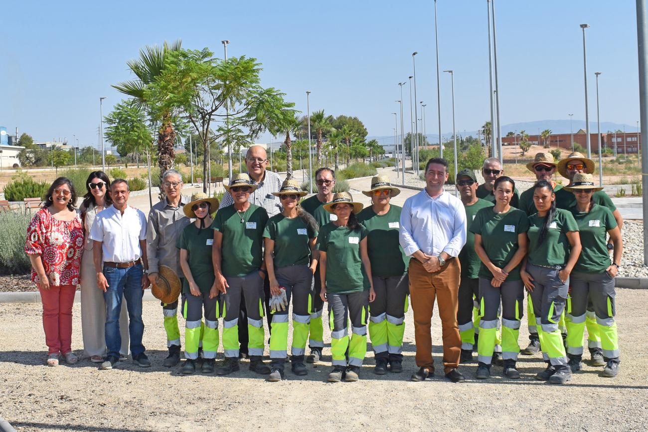 Un programa experiencial de jardinería desarrolla sus trabajos en el Parque de la Antena