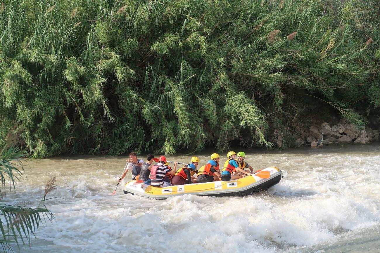 Los jóvenes torreños se divierten en el río Segura con una jornada gratuita de rafting