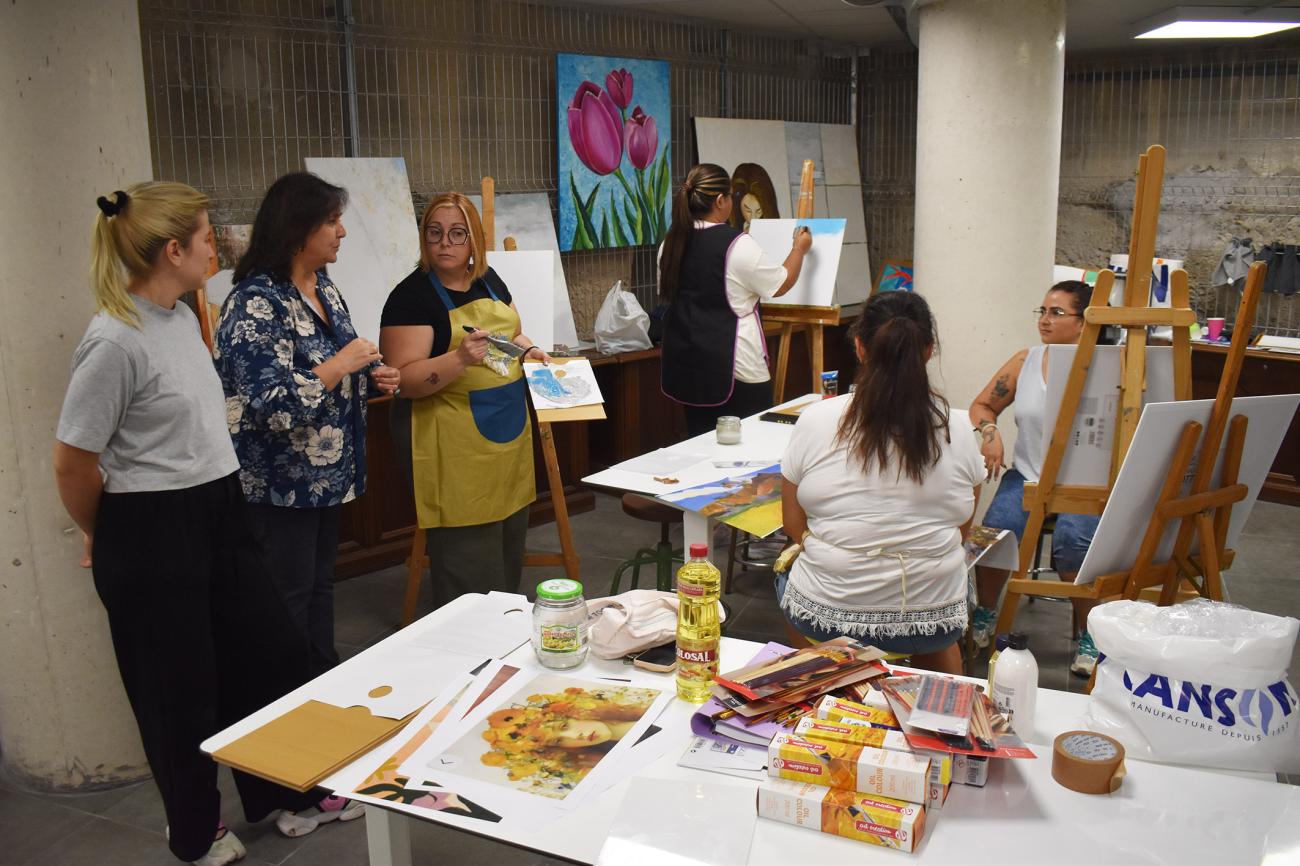 Comienza el curso de pintura acrílica y al óleo propuesto por la Concejalía de Políticas Sociales