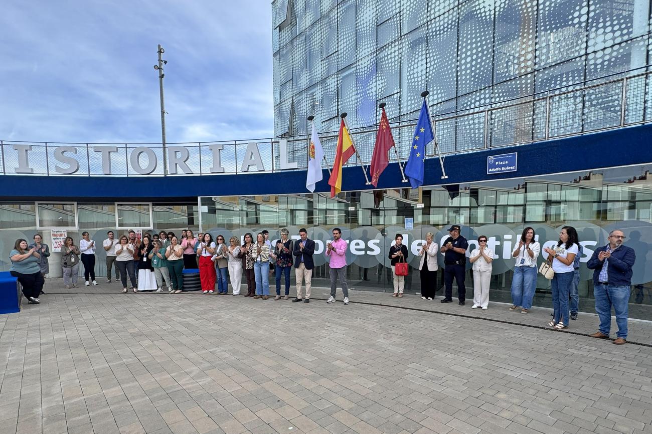 Las Torres de Cotillas muestra su rechazo a la violencia de género con un minuto de silencio en memoria de Ainhoa, la joven asesinada en Librilla