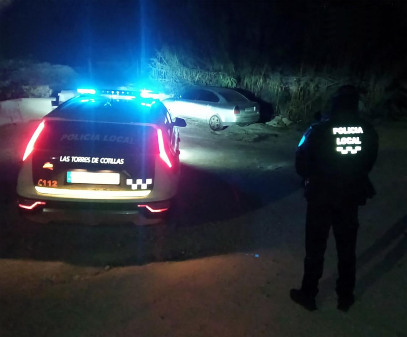 La Policía Local recupera en una zona de huerta un vehículo robado en la localidad