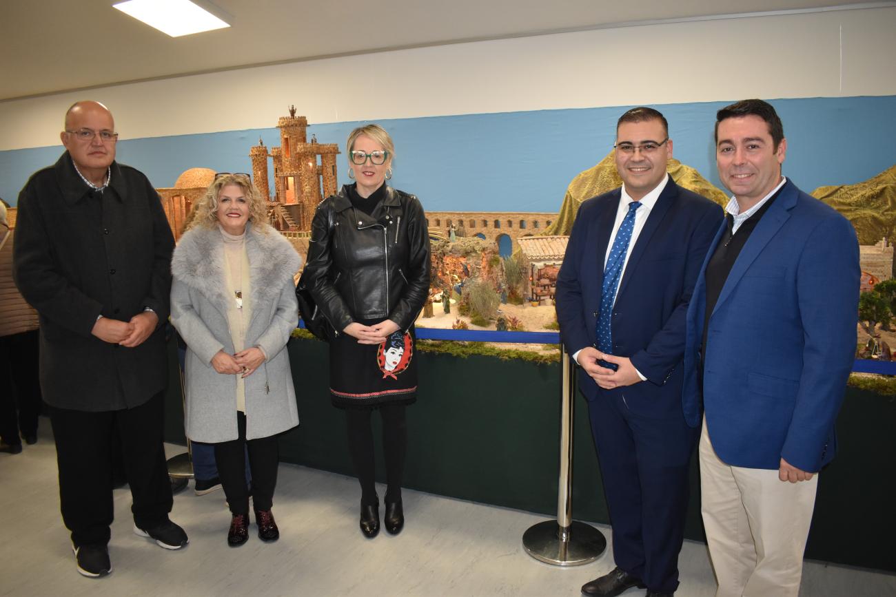 El belén municipal de pinzas vuelve a convertirse en el corazón de la Navidad torreña