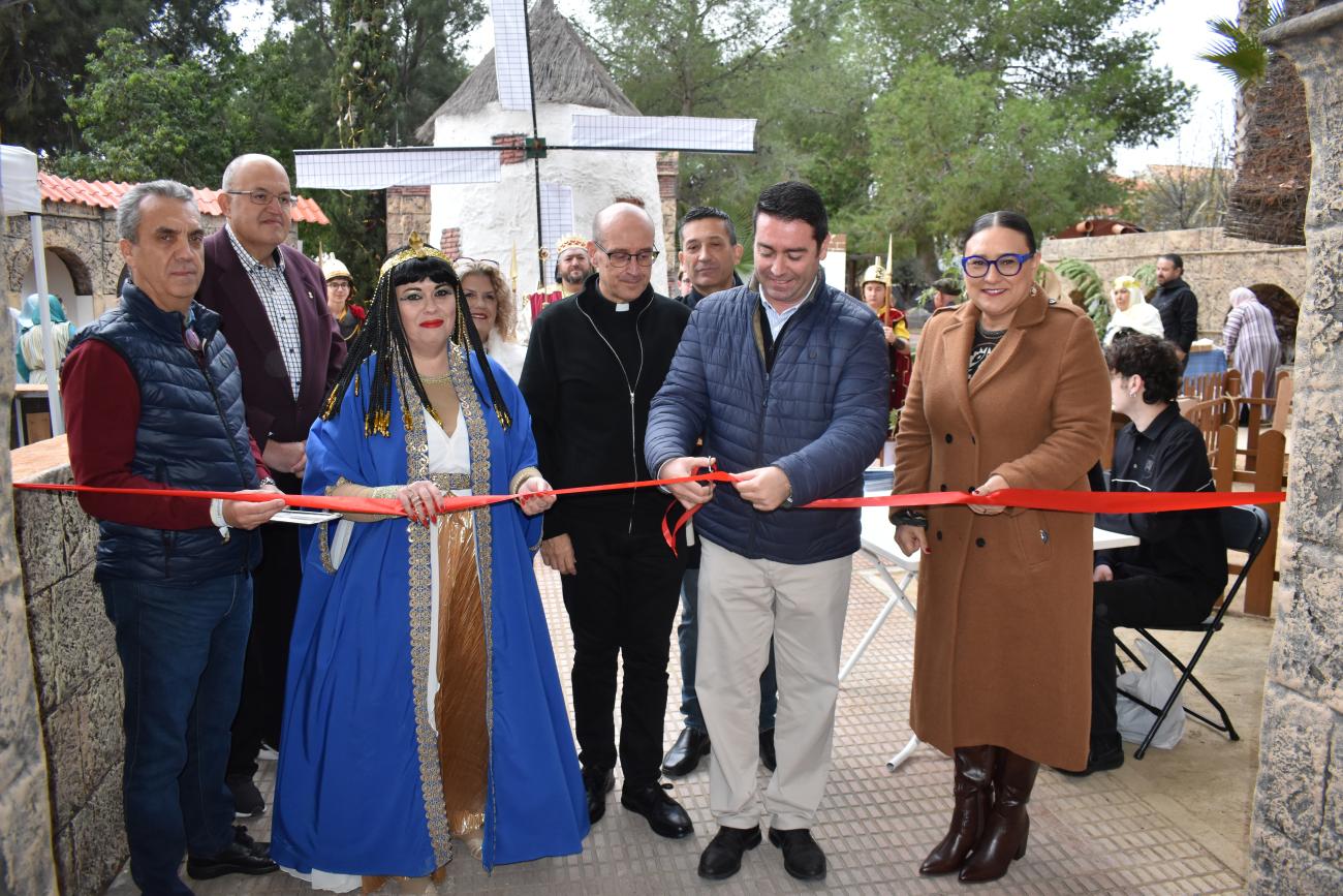 13/12/25 – Esta mañana se ha inaugurado oficialmente la séptima edición del Belén Viviente Artesano de La Florida, un evento muy esperado que, tras meses de intenso trabajo, ya ha comenzado a hacer disfrutar a vecinos y visitantes. El acto de apertura ha contado con la presencia del alcalde, Pedro José Noguera; de la directora general de Competitividad y Calidad Turística, Eva Reverte; y diversos miembros de la corporación municipal.   El tradicional Belén vuelve a instalarse en el parque de La Florida y pe