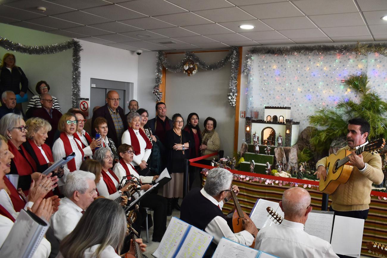 La Navidad llega oficialmente al centro social de las Personas Mayores con la inauguración de su belén