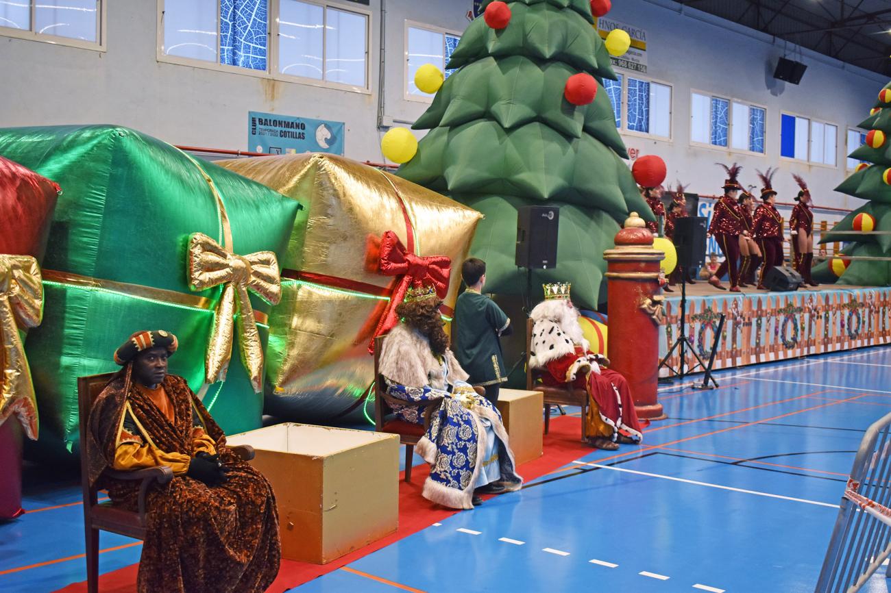 Los Reyes Magos protagonizan una gran fiesta en el pabellón municipal