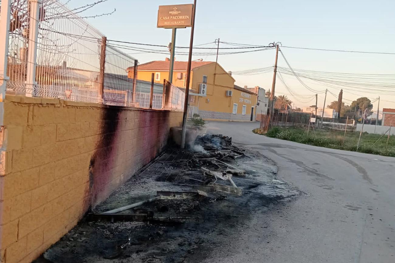 Actos vandálicos provocan daños en contenedores, jardines y mobiliario urbano 