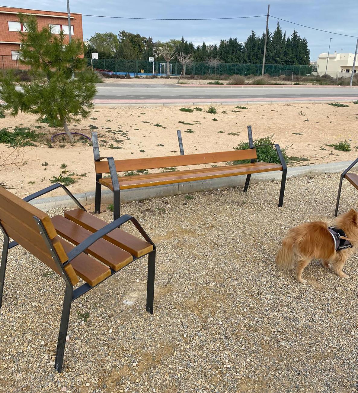 El vandalismo golpea el Parque de la Antena con la rotura de mobiliario urbano 