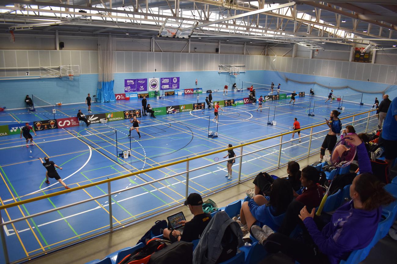 El Bádminton Las Torres brilla en casa en el XI TOP Máster Sénior nacional con 11 medallas, cinco de ellas de oro