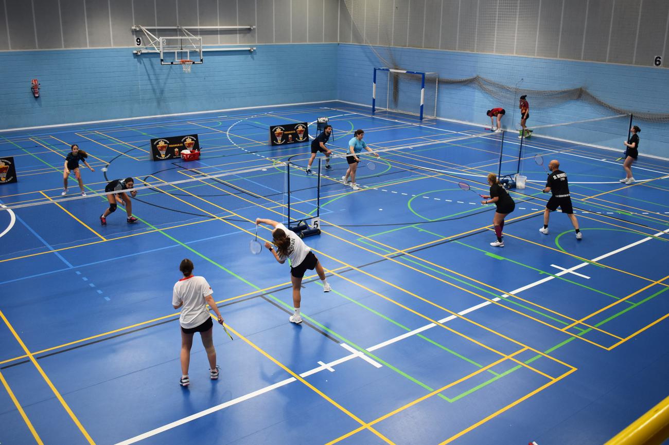 El Bádminton Las Torres sigue firmando una gran campaña y deslumbra en los campeonatos autonómicos sub-17 y sénior con 15 medallas