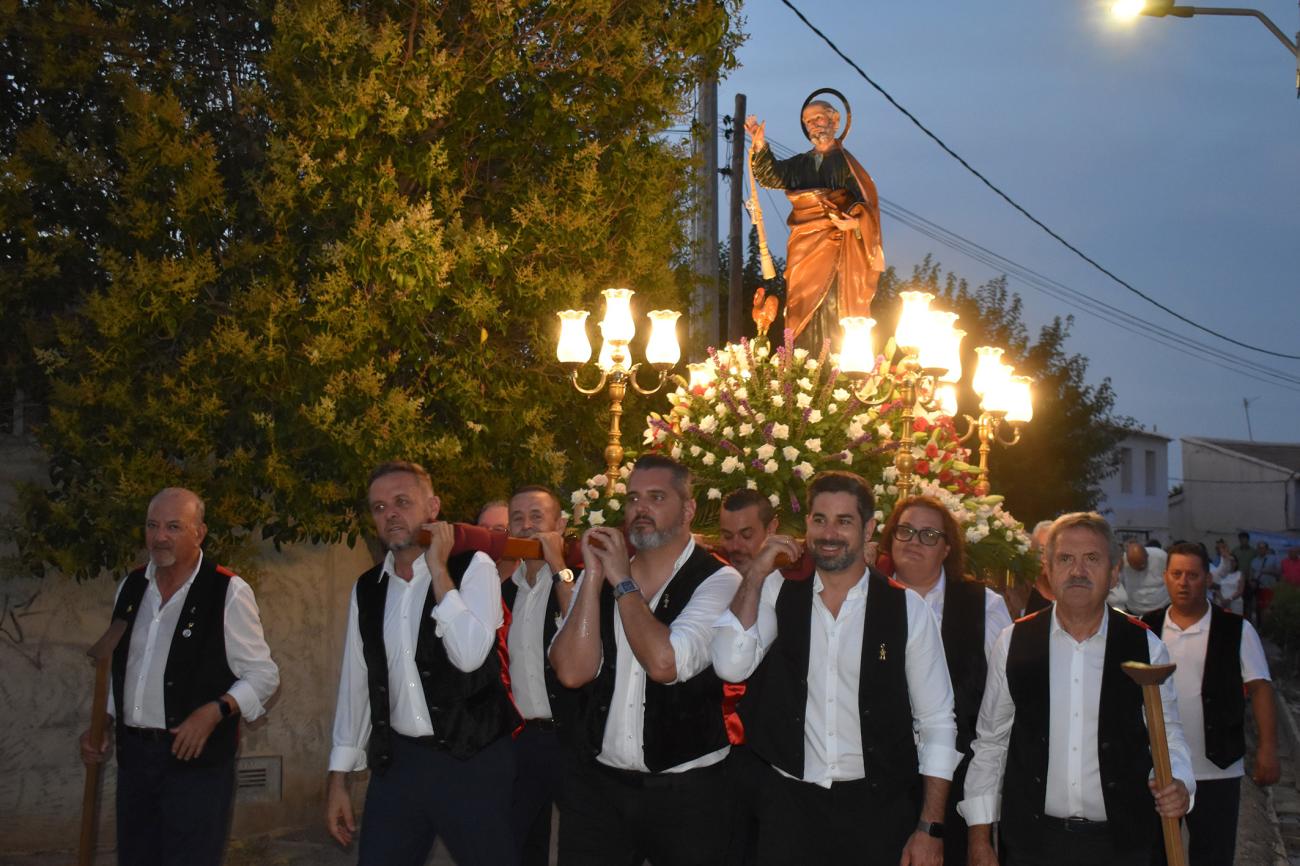 San Pedro se da un baño de cariño en su popular procesión 