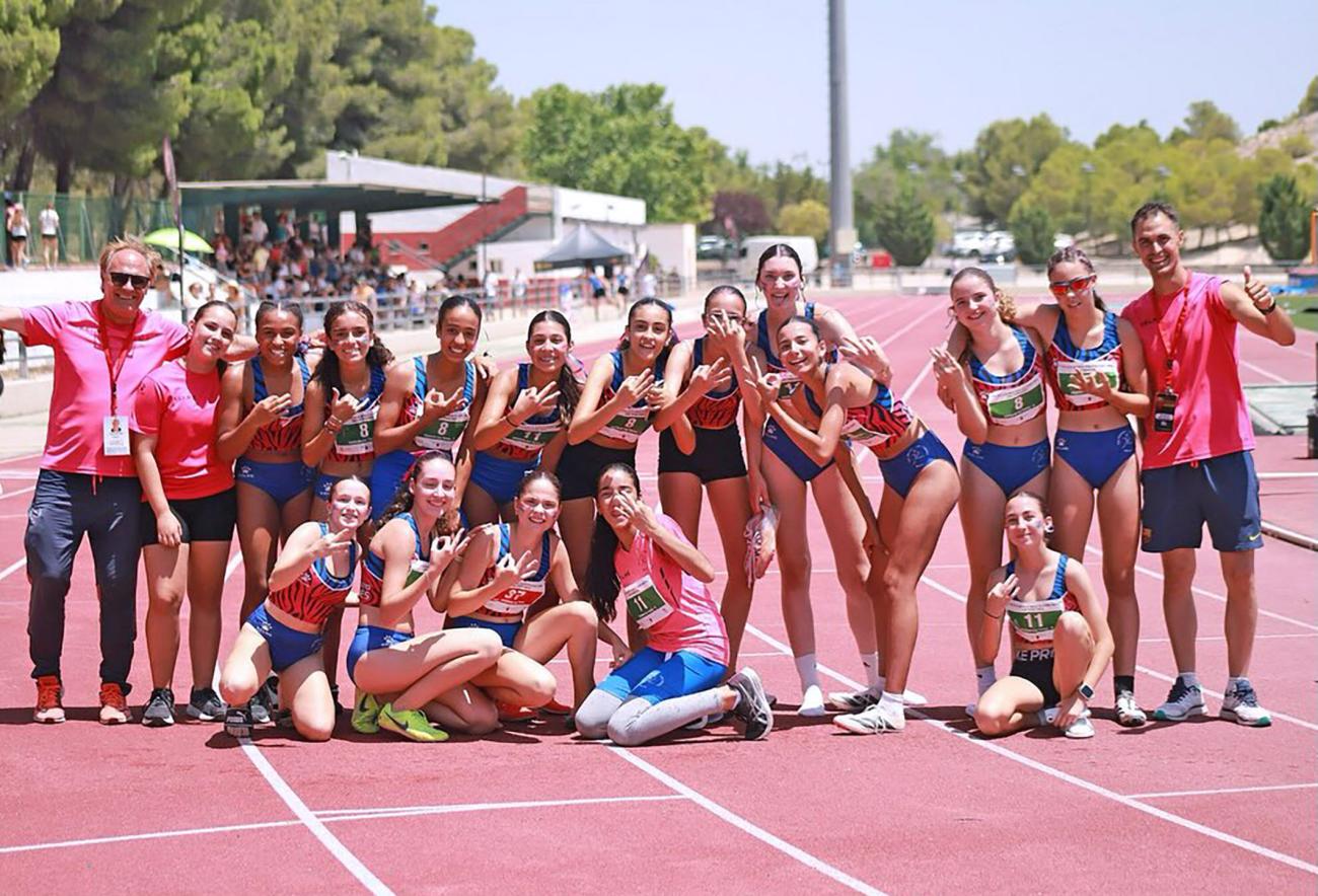 El equipo femenino del Atletismo Las Torres, campeón regional sub-16 de clubes